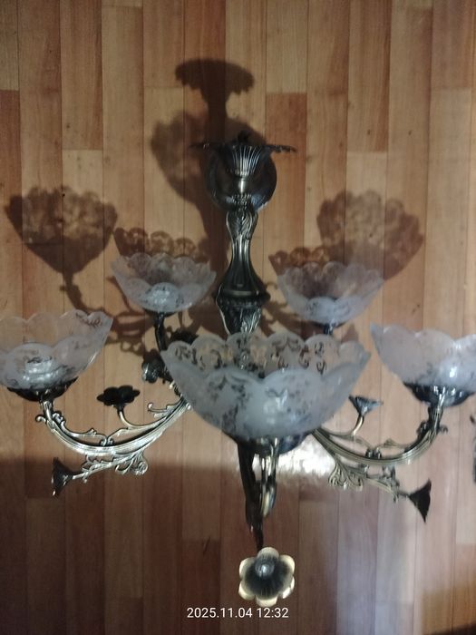 Продам люстру, пяти плафонную .