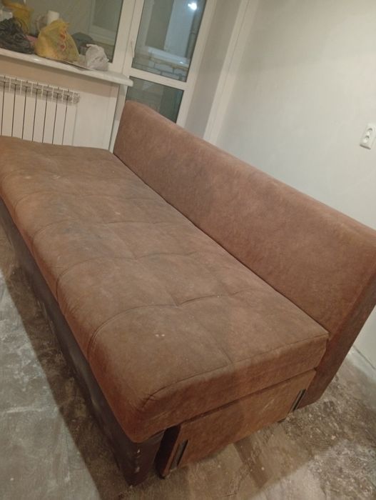 Диван коричневый