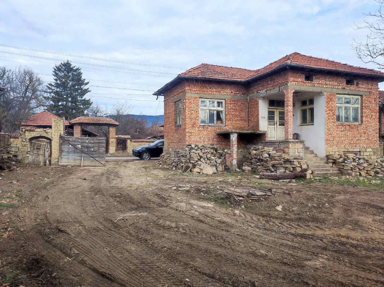 Продава къща с голям двор в центъра село Богатово
