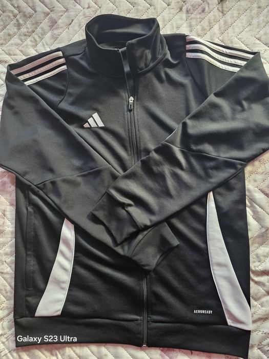 Продавам анцунг адидас