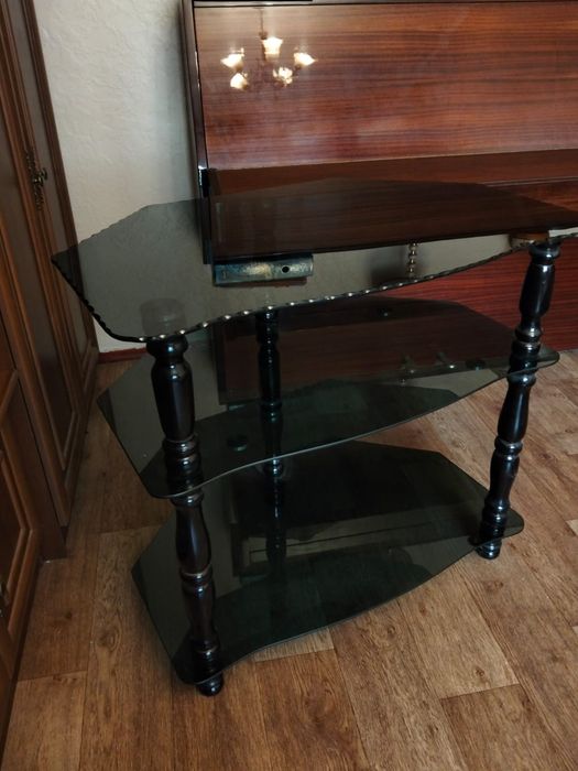 Тумба. Стеко и дерево.