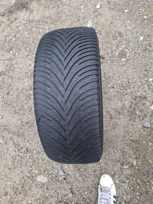 Vand 1 anvelopa 245 45 18 iarna bună