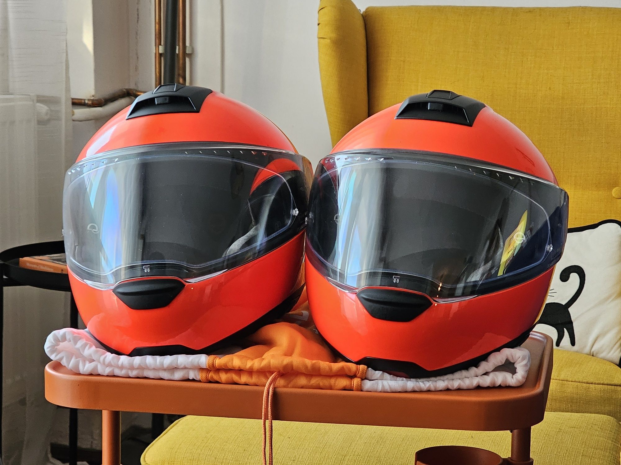 2 Casti moto flip-on  Schubert C4 Pro impreuna cu set comunicatie dedi