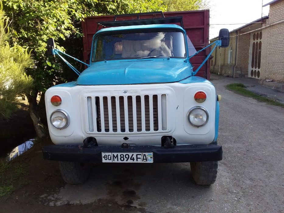 Gaz 53 avtomobil 3 tomonga o'zi to'kadi gruzni