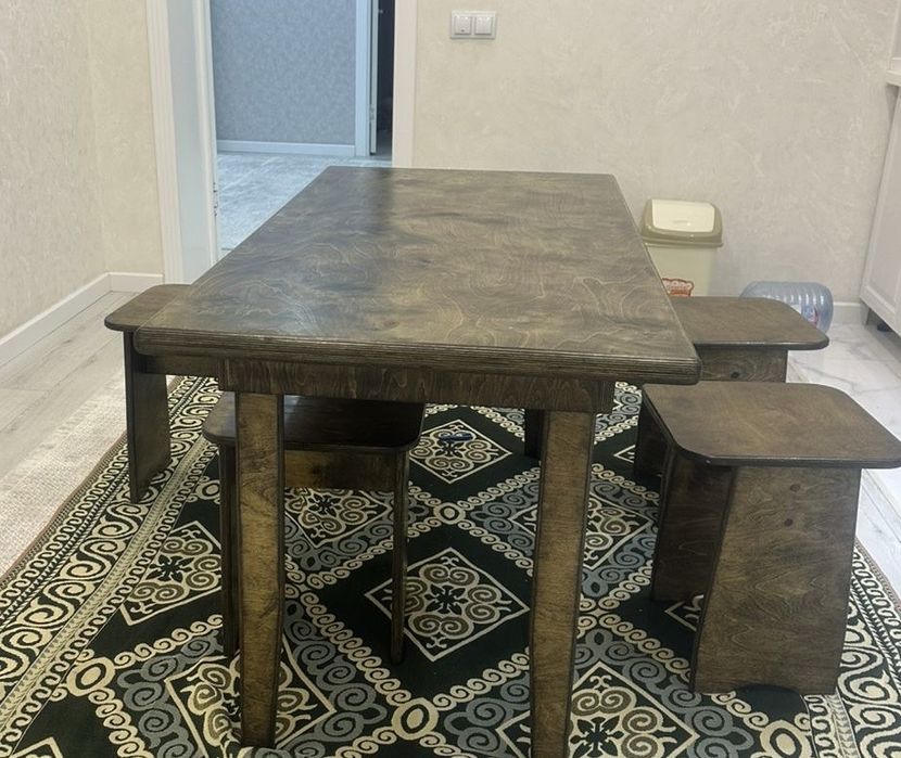 Стол со стульями