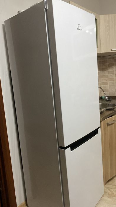 Продам холодильник Indesit