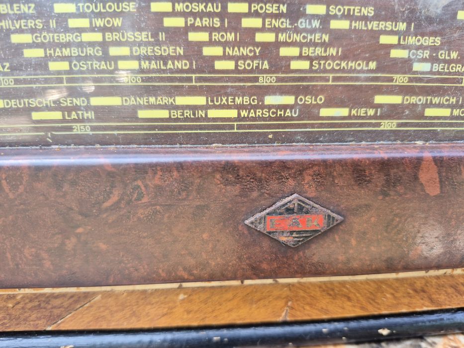 Radio cu lampi marca EAK ,model Super mare 97/51WS, made in Germany
Su