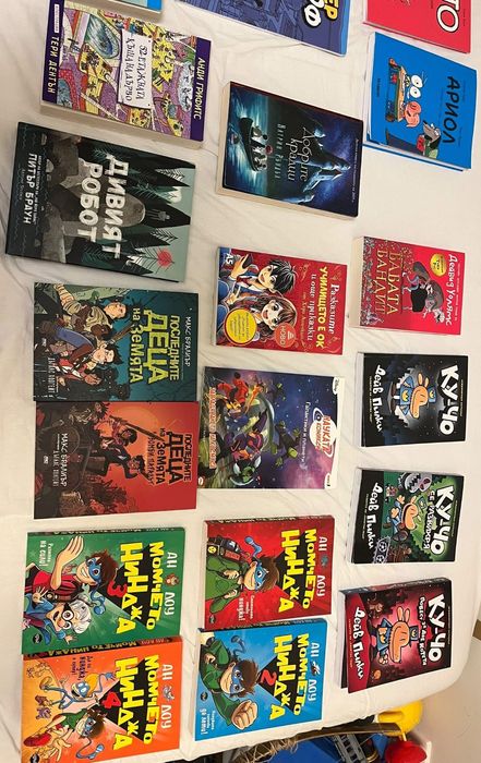Продавам детски книги