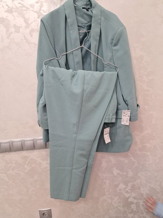 Costum de femei de culoare vernil