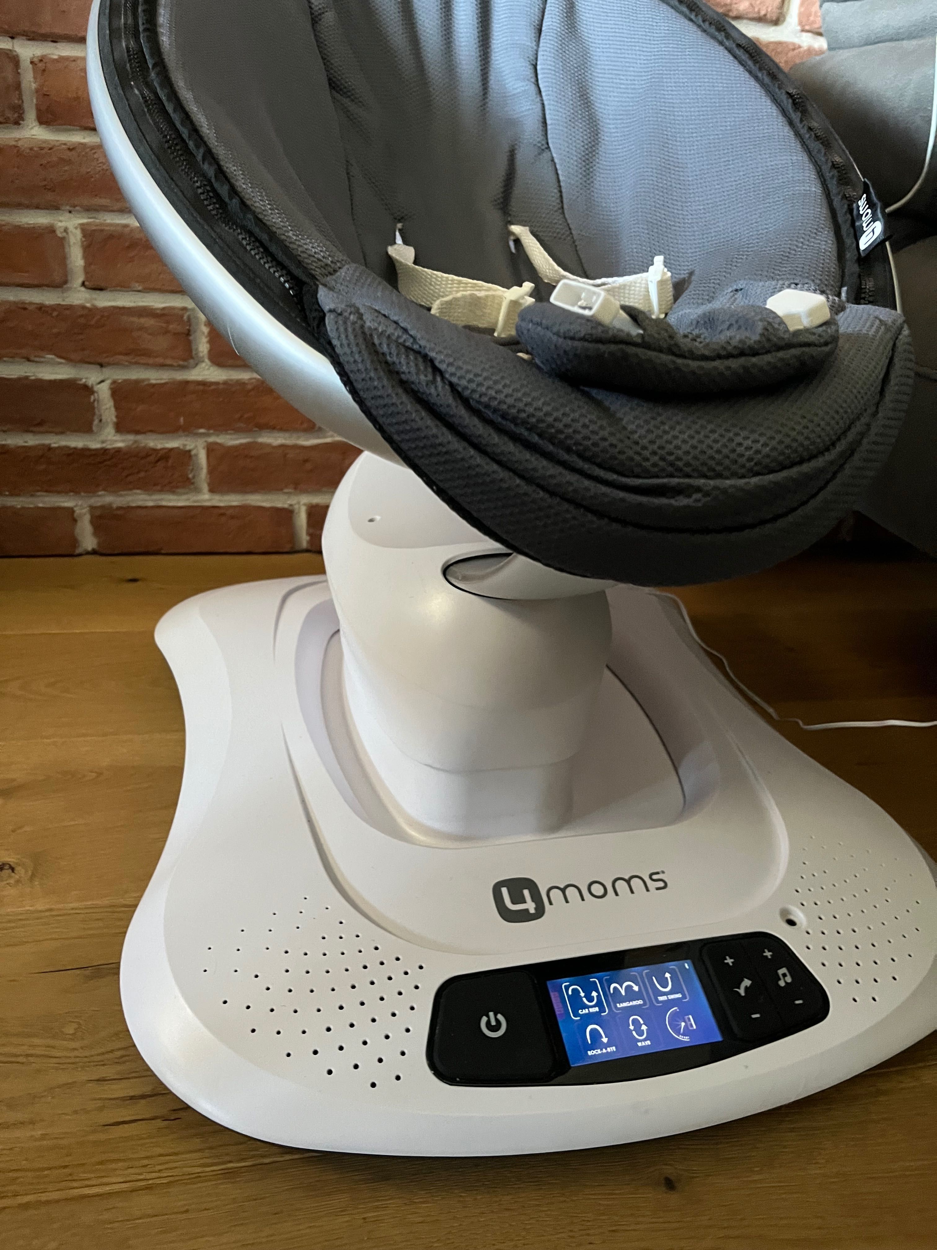 Електрическа бебешка люлка mamaRoo 4.0 Classic черна без забележки