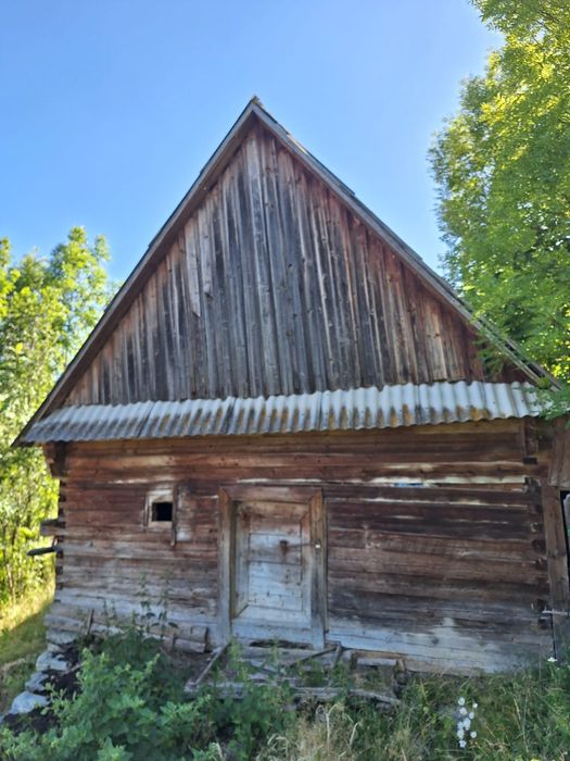 Vând grajd + șură din bârne de lemn, 10 m lungime, 6 m lățime, 60 metr