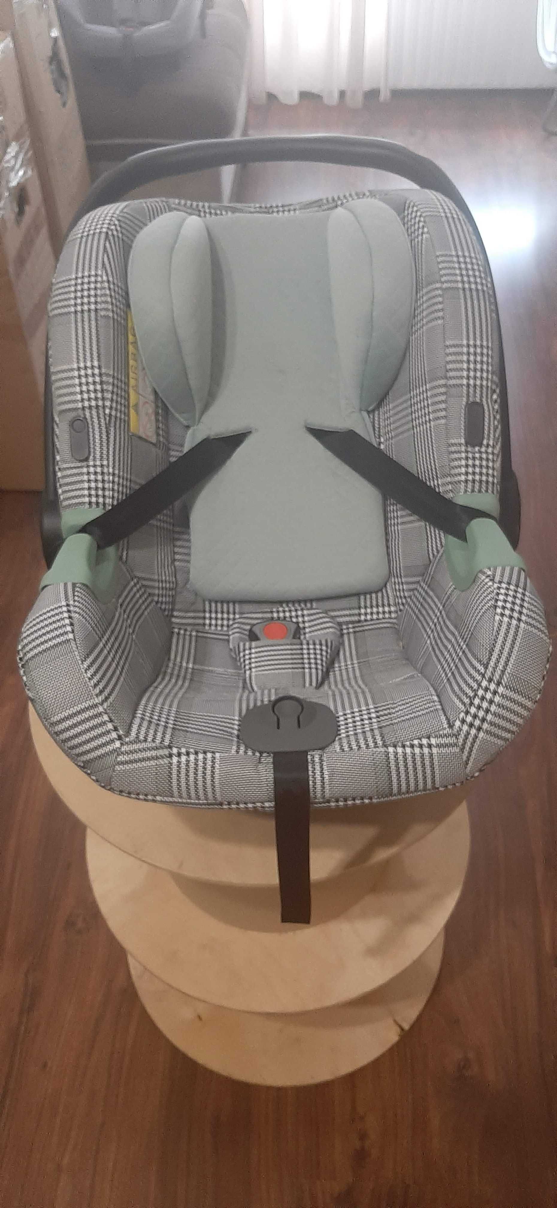 Продавам 2 бебешки коша за кола.