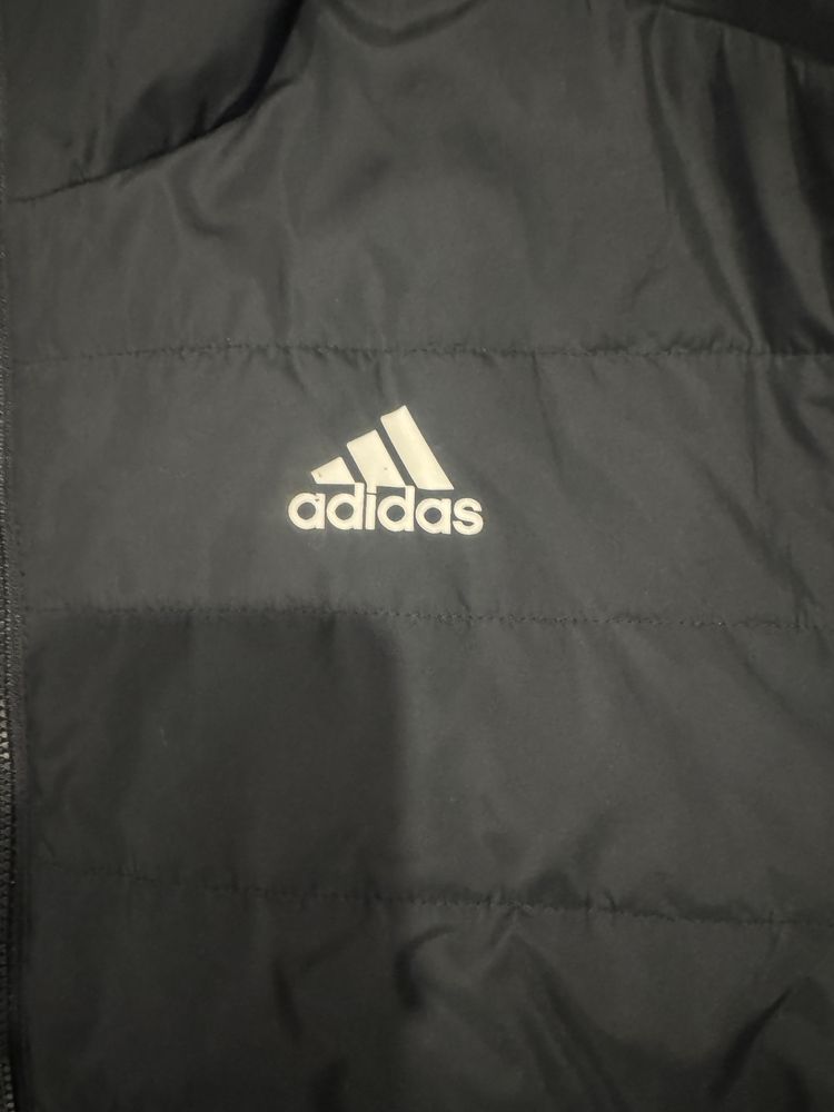 Яке Adidas.