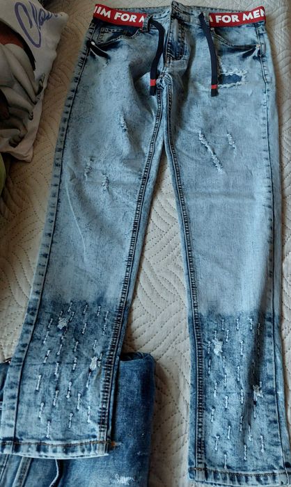 Продавам два чифта чисто нови дънки.