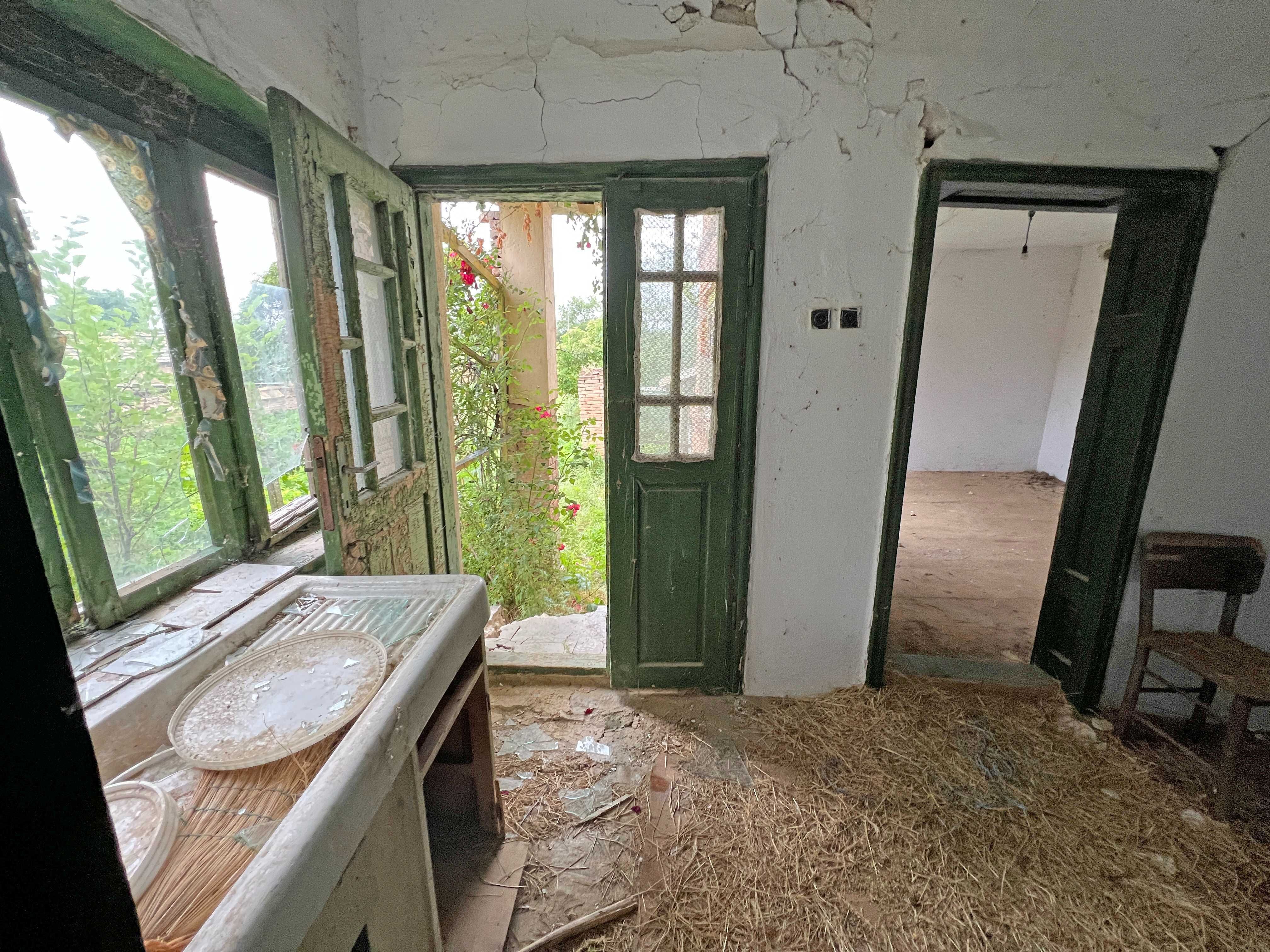 Продава се тухлена къща с двор 870 кв.м. и КЛАДЕНЕЦ в с. Изворник.