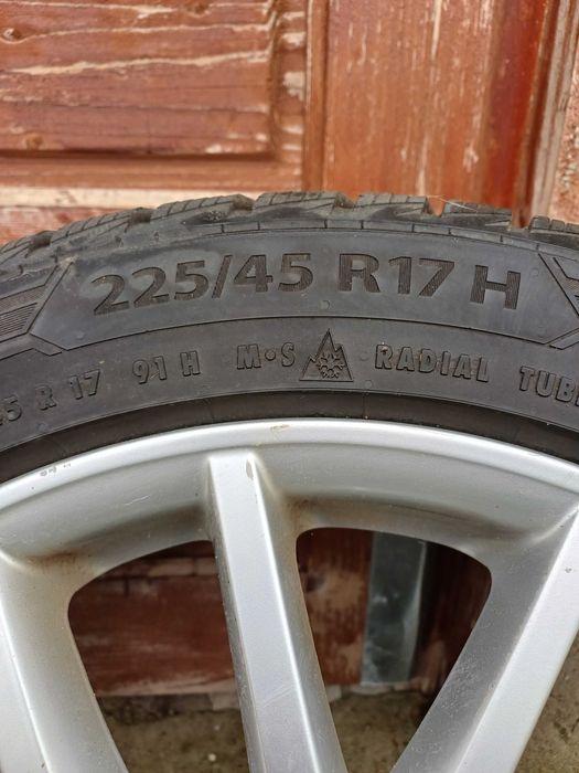 Vând jante pe 17 originale VW cu cauciucuri de iarnă  profil 6mm.