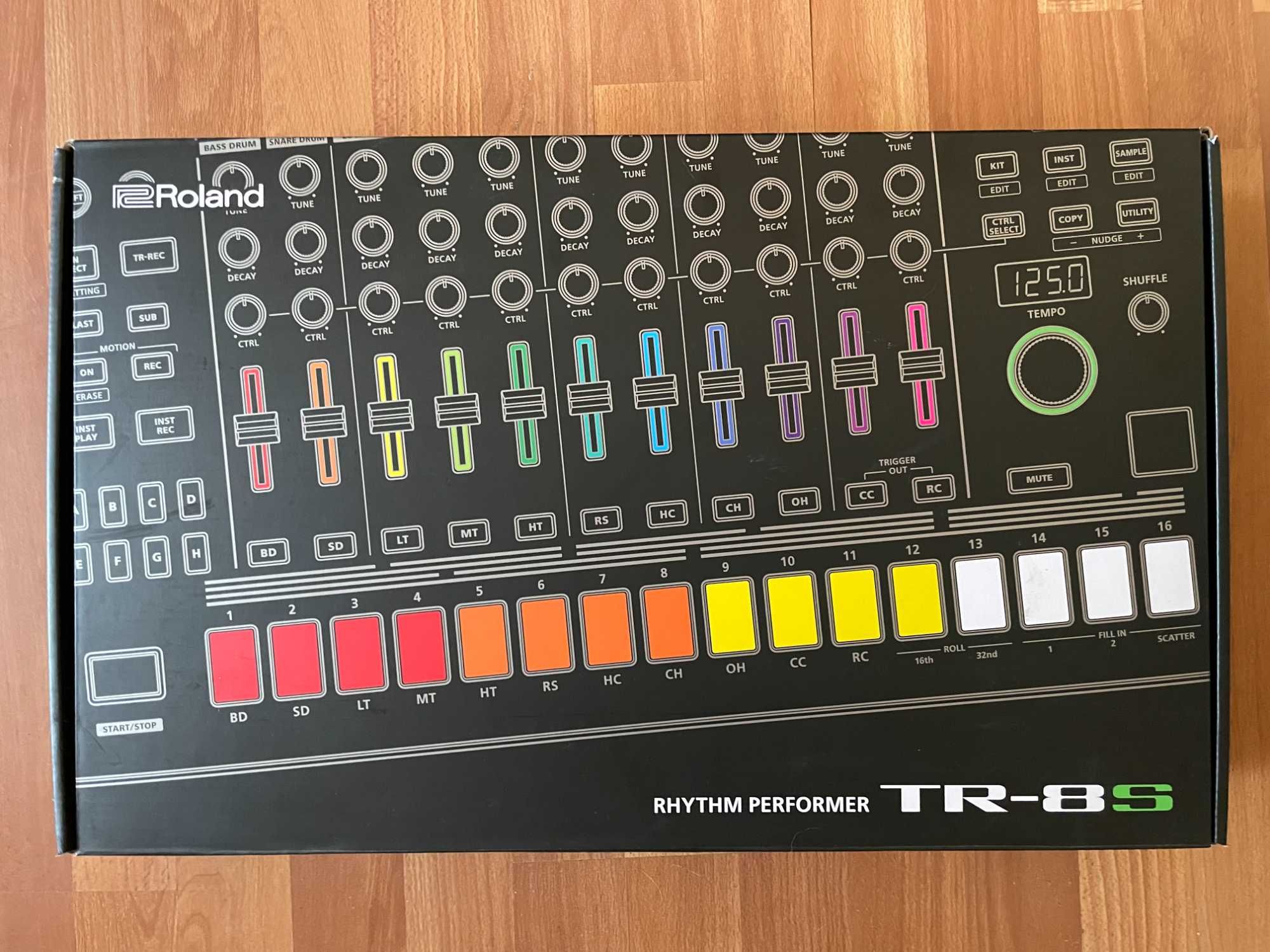 Vând Roland TR-8S