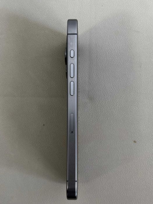 Vând iPhone 15 Pro Titanium, de 256gb, baterie 100%. Stare impecabilă.