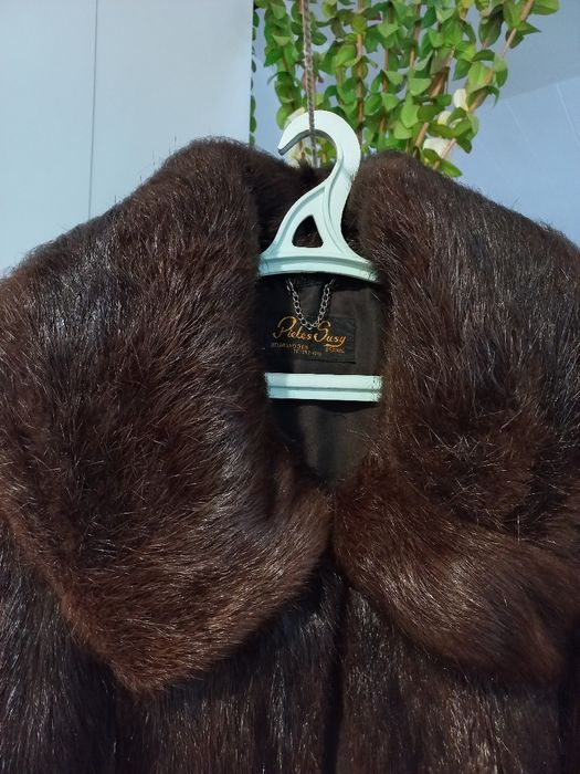 Шуба,цельный мех,нутрия,50р.и новое пальто стеган.