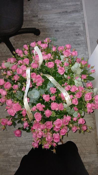 Цветы куставые в корзине