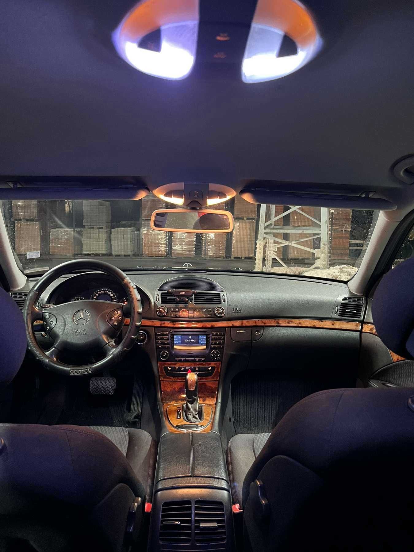 Mercedes-BENZ W211
