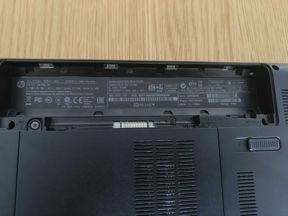 Laptop HP Pavilion 17-e150sq cu geantă HP, HDD extern, maus Xtech