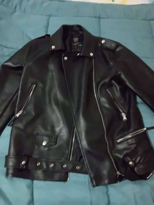 Vând haina dama neagra, stare foarte bună .