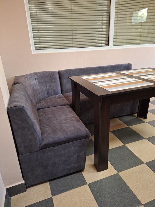 Трапезна маса и диван