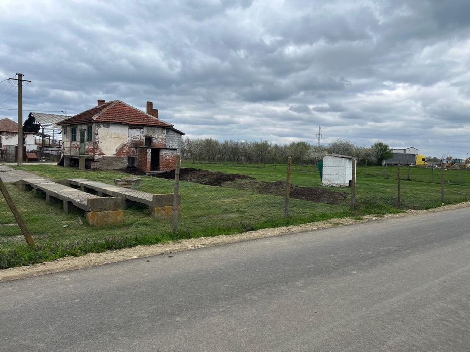 Vand teren cu cladire in comuna Siria