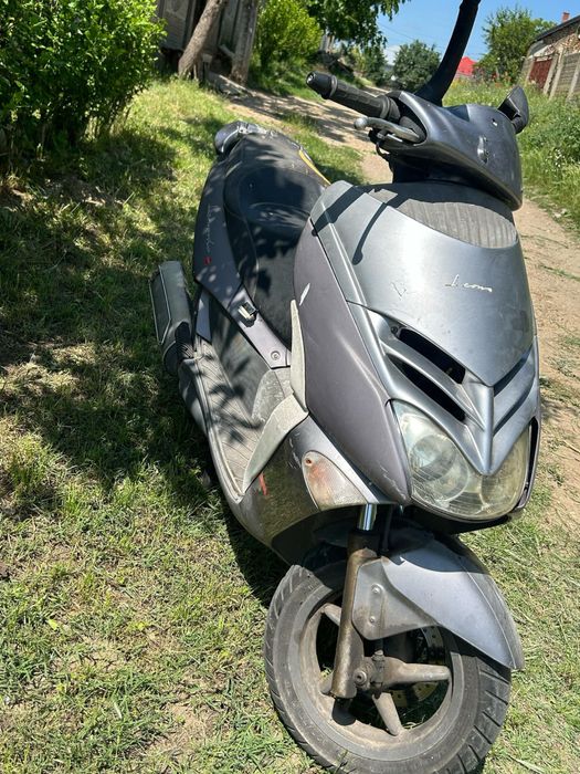 Vând scuter aprilia leonardo