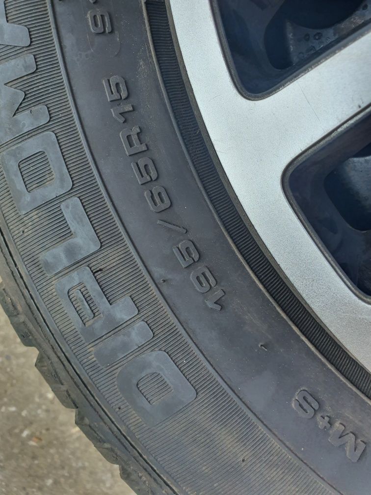 Зимни гуми 195/65R15 с джанти и тасове Opel