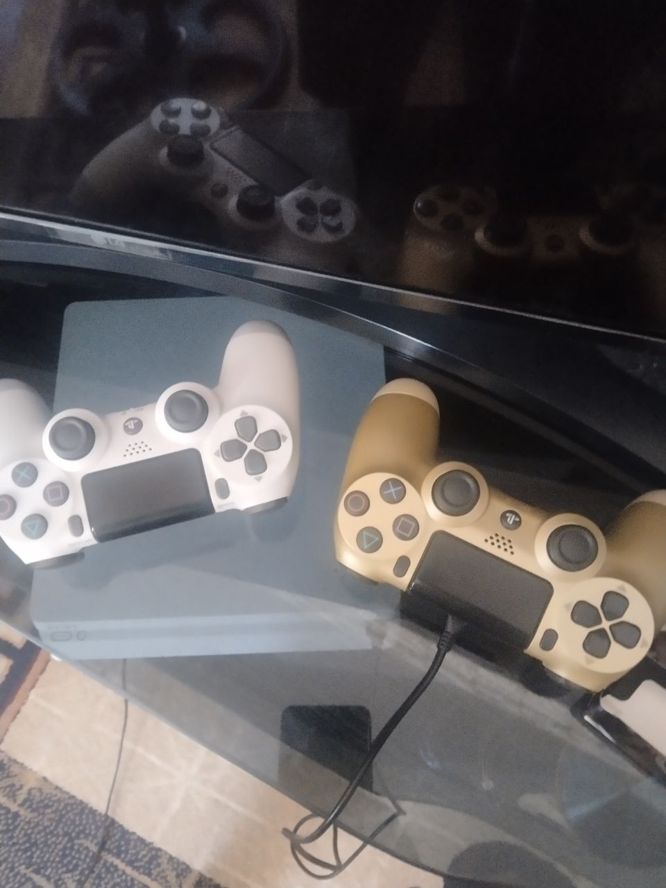 Play station 4 pro sotiladi xotirasi 1TB