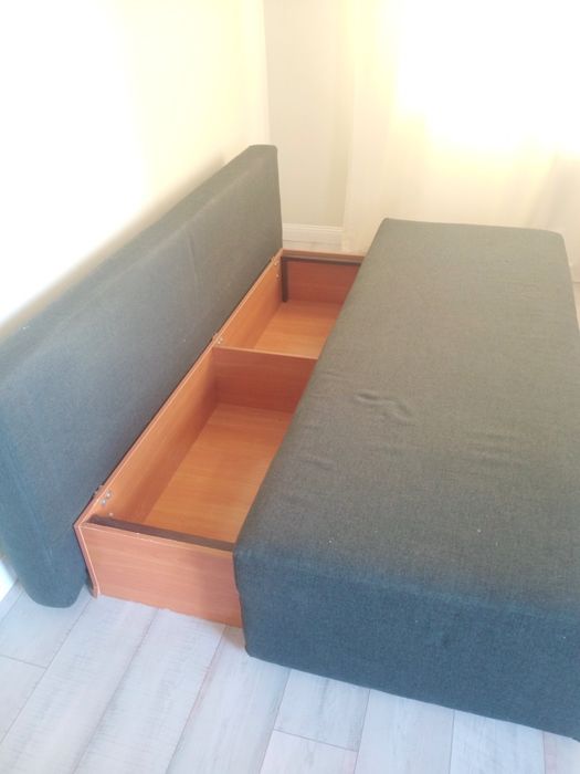 Прочный диван-книжка