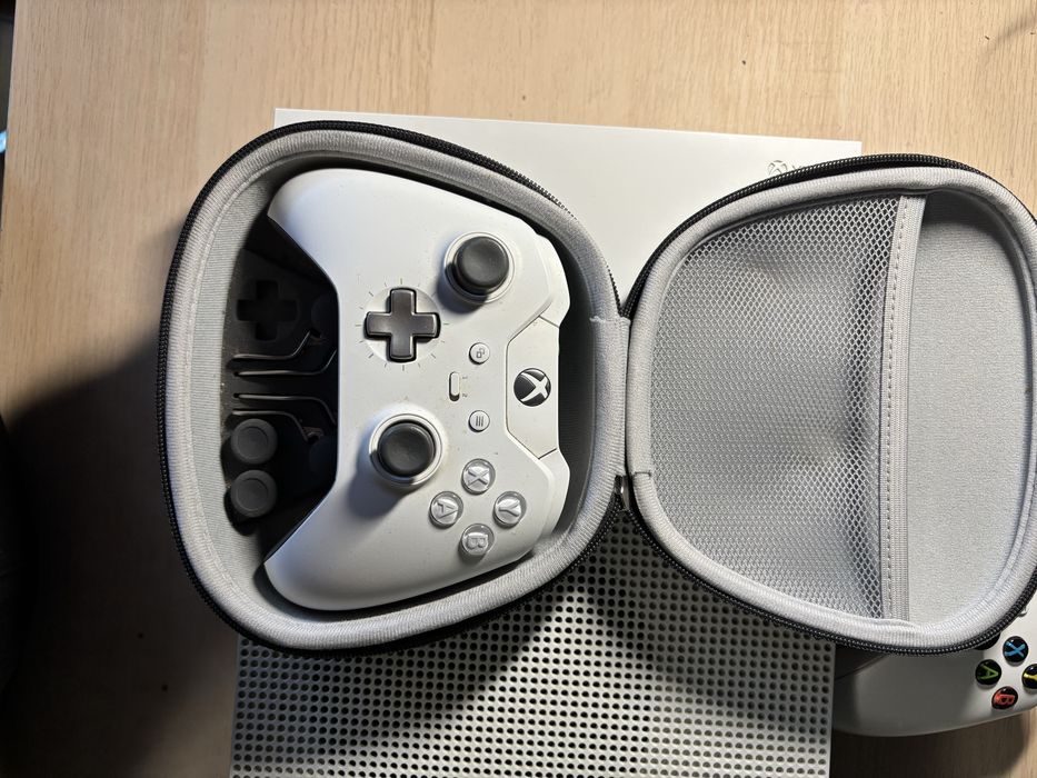 Xbox One S 1Tb + 2 контролера и 11 игри