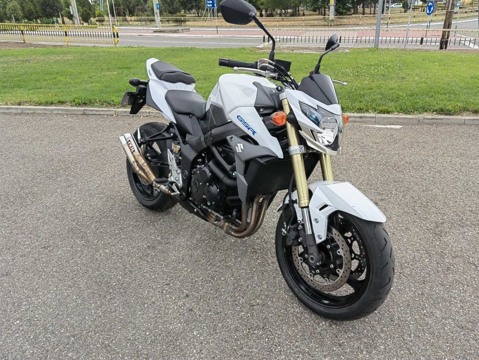 Vând sau schimb Suzuki Gsr 750