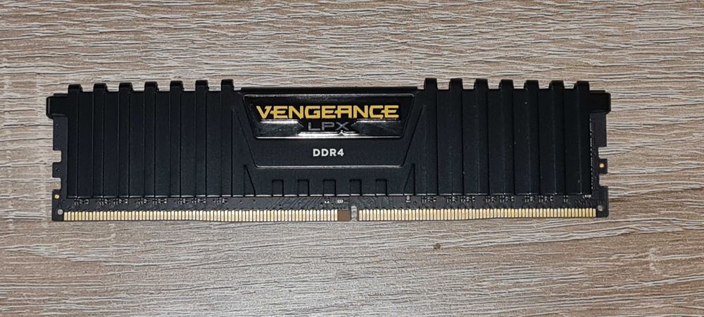 Memorie RAM Corsair Vengeance LPX 8GB DDR4 2400MHz CL14 – upgrade PC