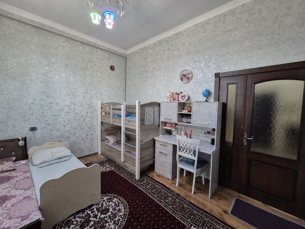 Nurafshon Xalq Banki yonida 3 xonali uy sotiladi.