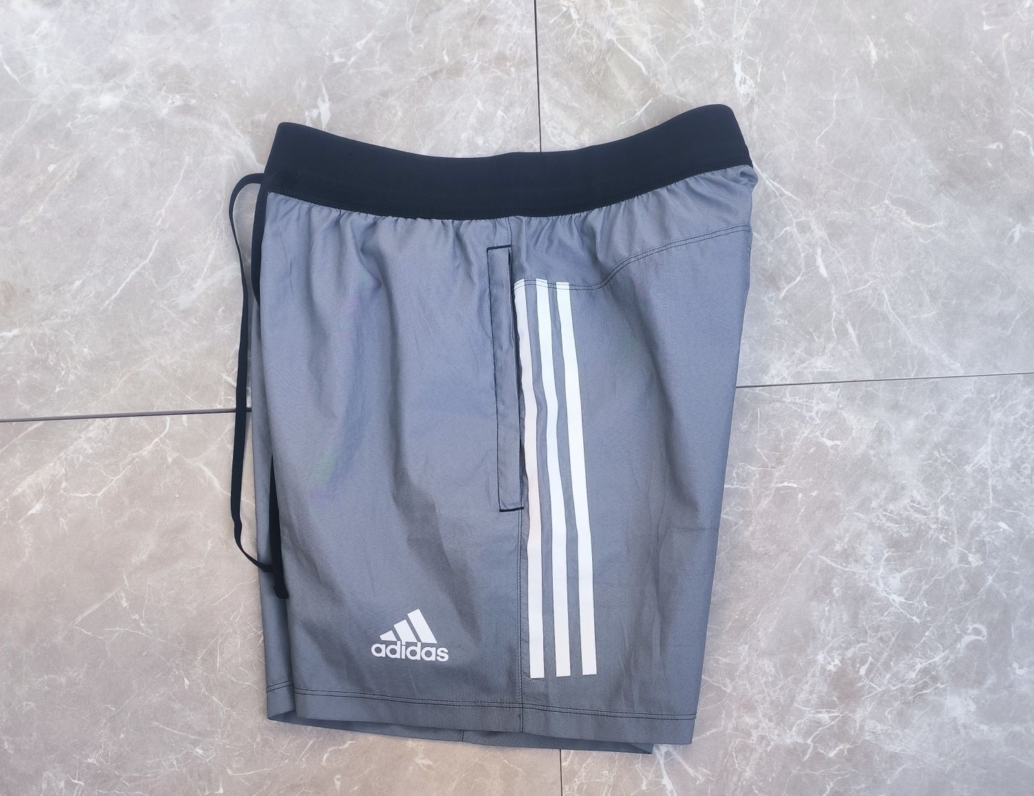Adidas къси панталони S размер