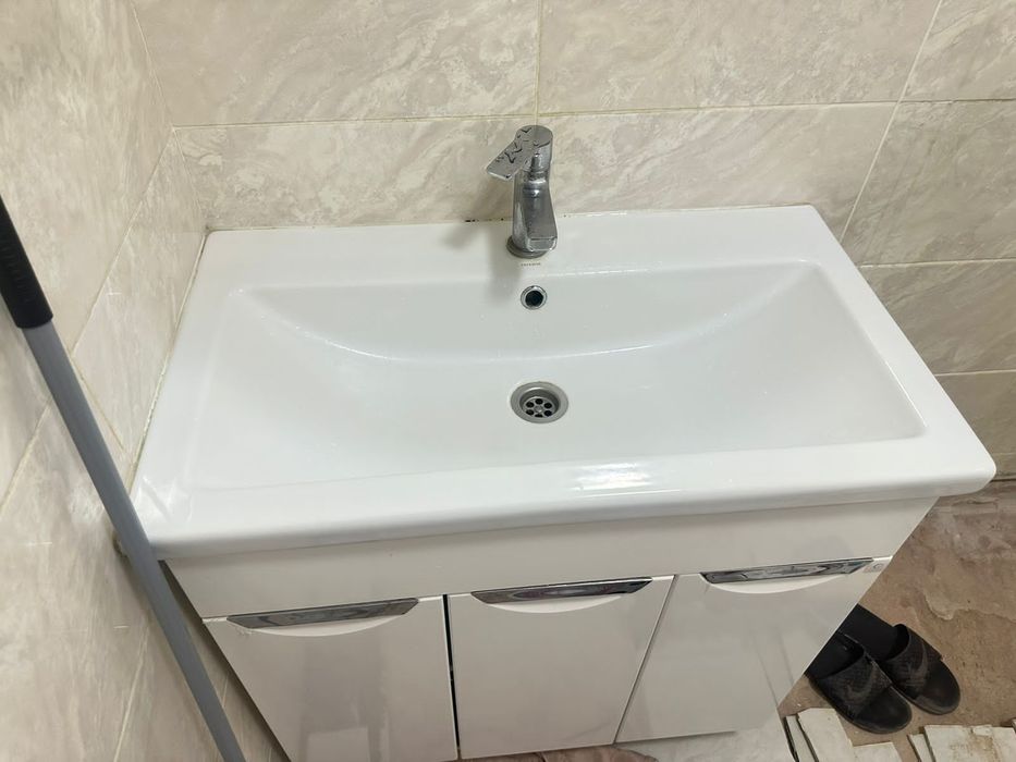 Продам душевую кабину и раковину с тумбой