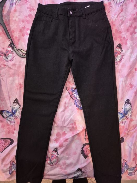 Продавам дебел дълъг черен панталон