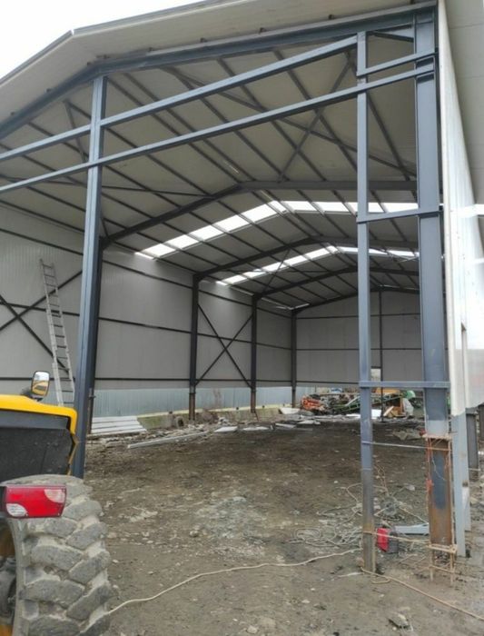 Vand hala din metal 20x10 la 4700 de euro se poate si inveli 
Si avem