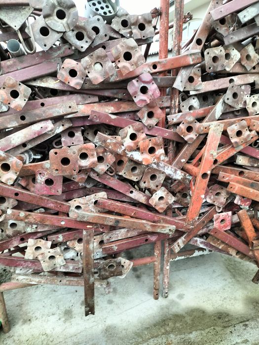 De închiriat popici metalici