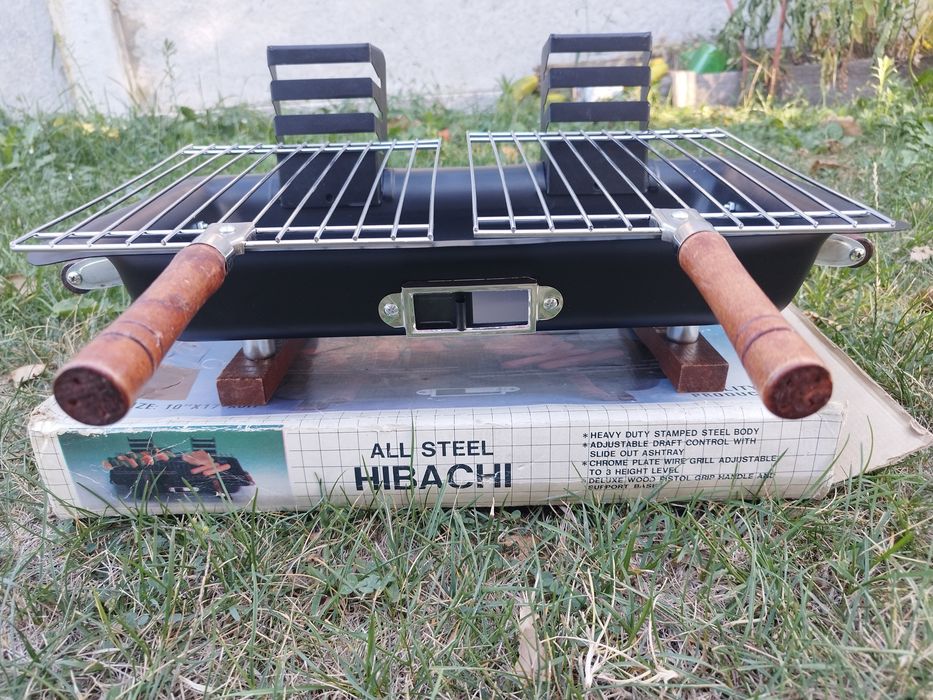 Преносима скара хибачи, изработена изцяло от стомана.