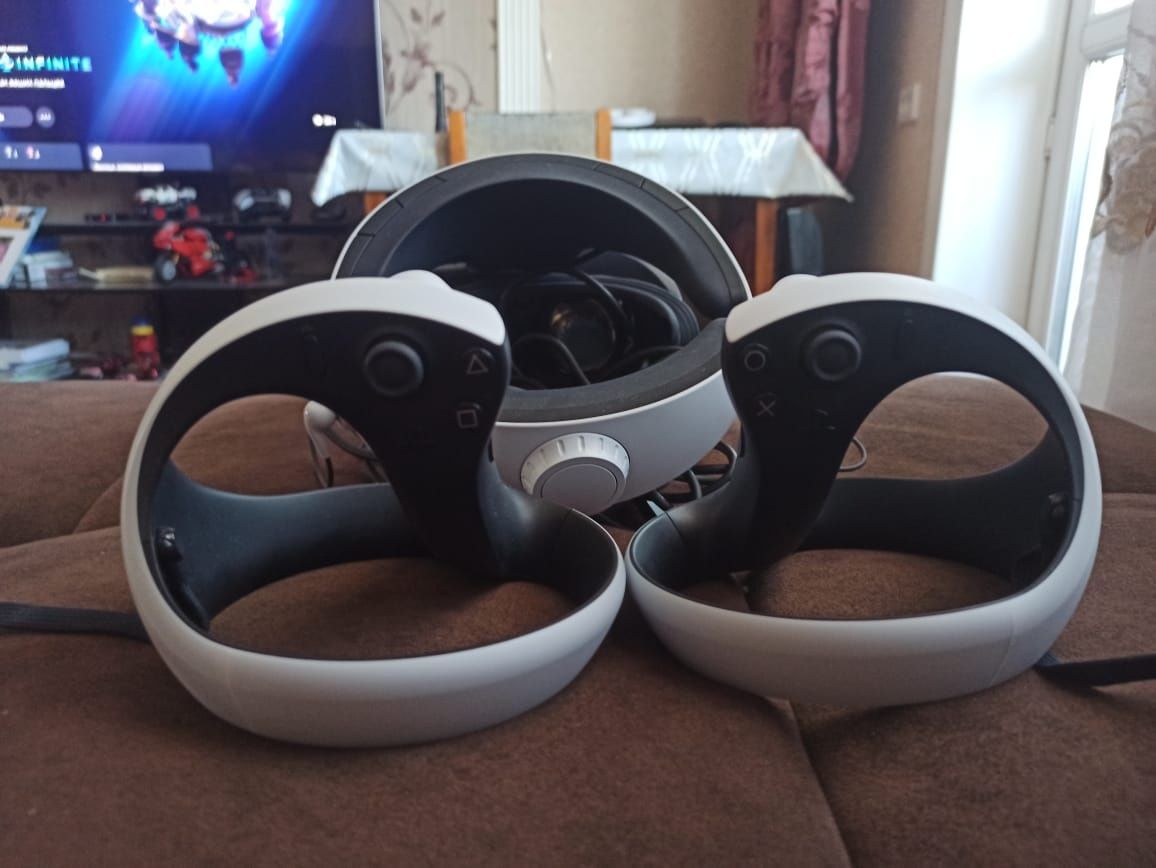VR очки с контролерами