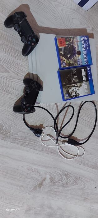 PS4 Pro special edition white1Tb resetat ,cu doua controlării si doua