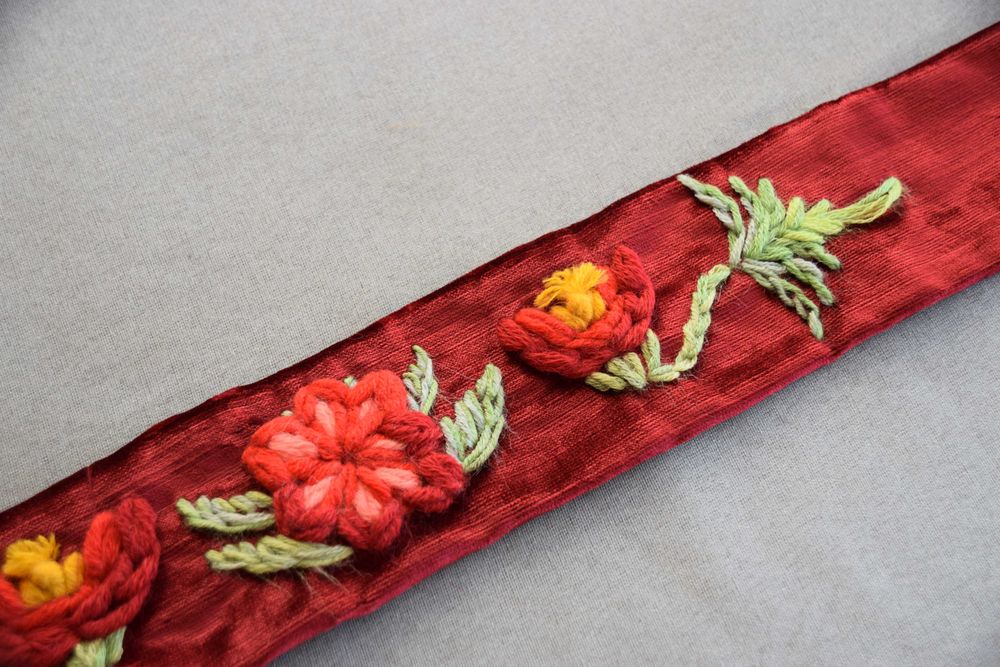 Brau de catifea cu flori cusute manual