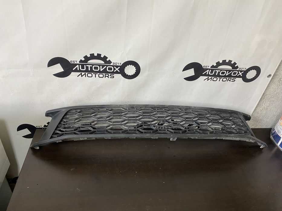 Grila centrala inferioara Dacia Logan an 2017-2021