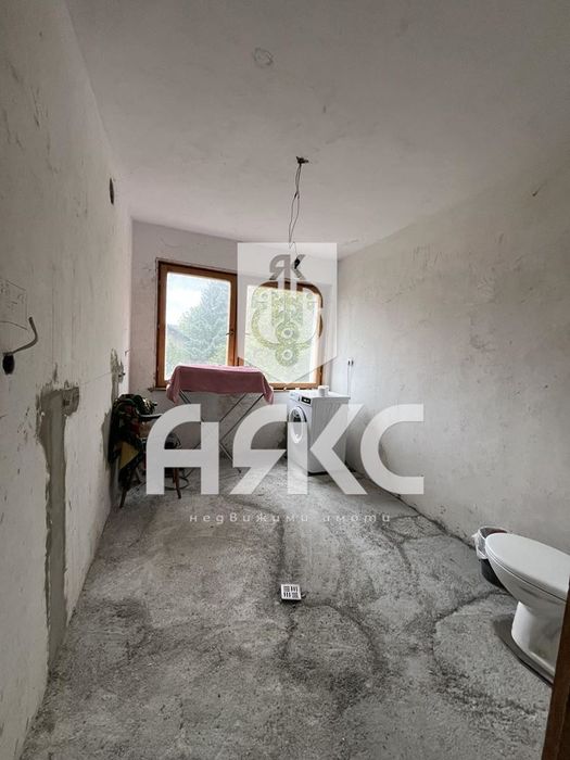 Продава се къща в с.Боснек на 25км от София