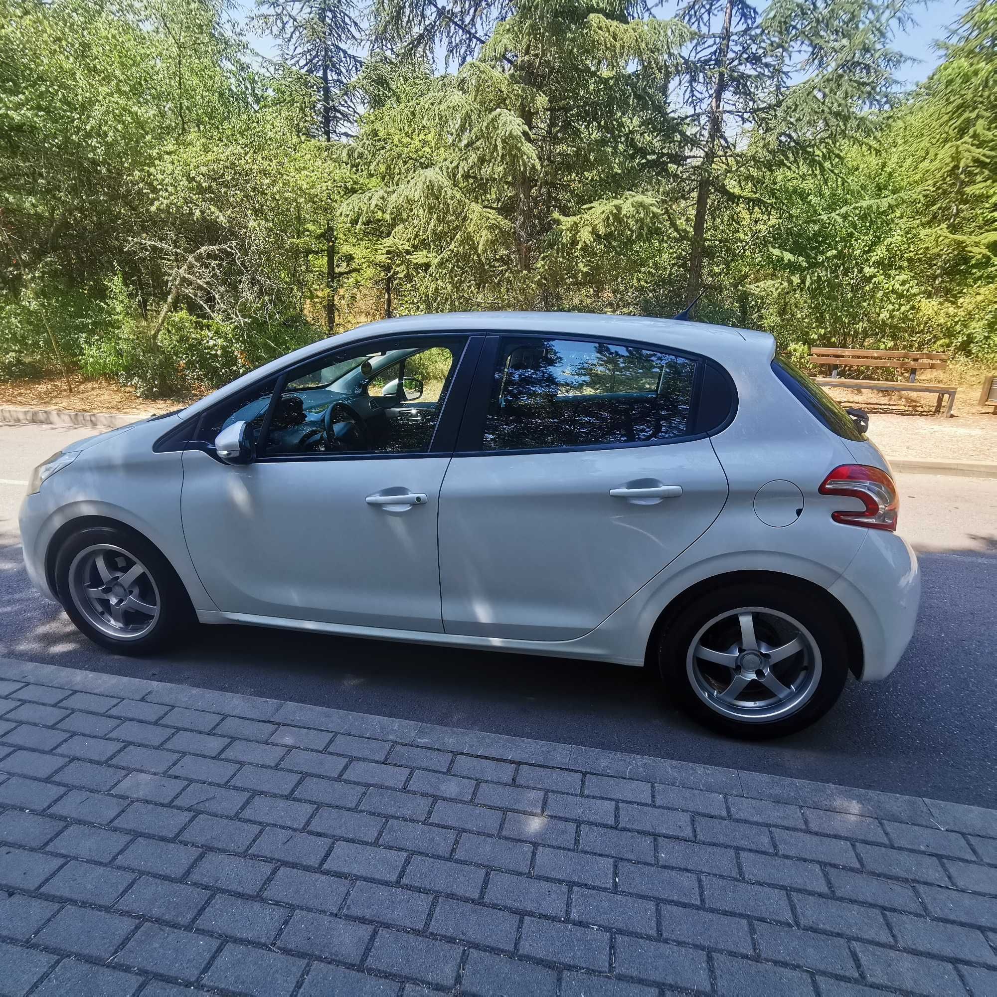 Peugeot 208, 2014 За витрина