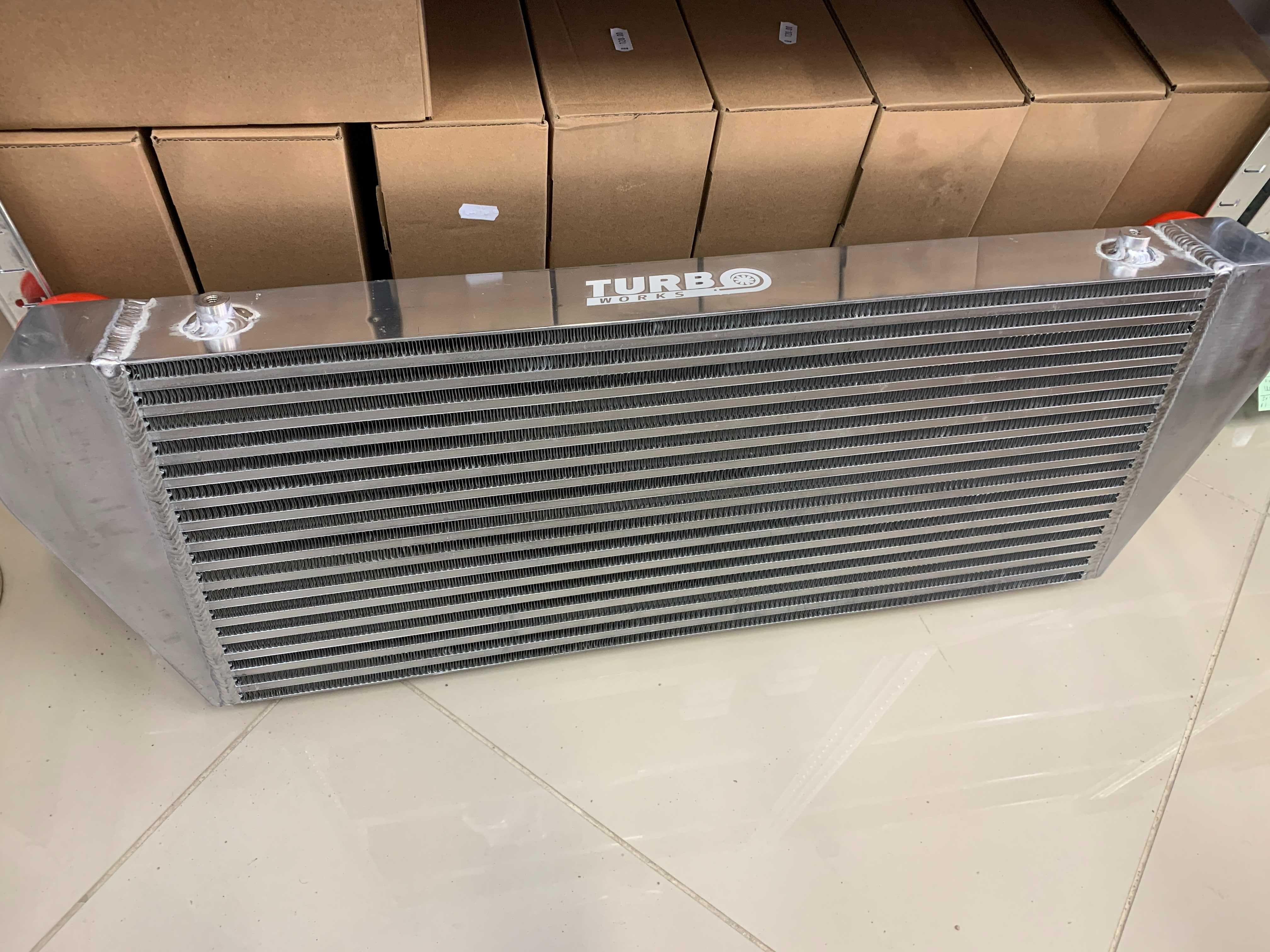 TurboWorks универсален интеркулер Intercooler 700x300x76 обърнат изход